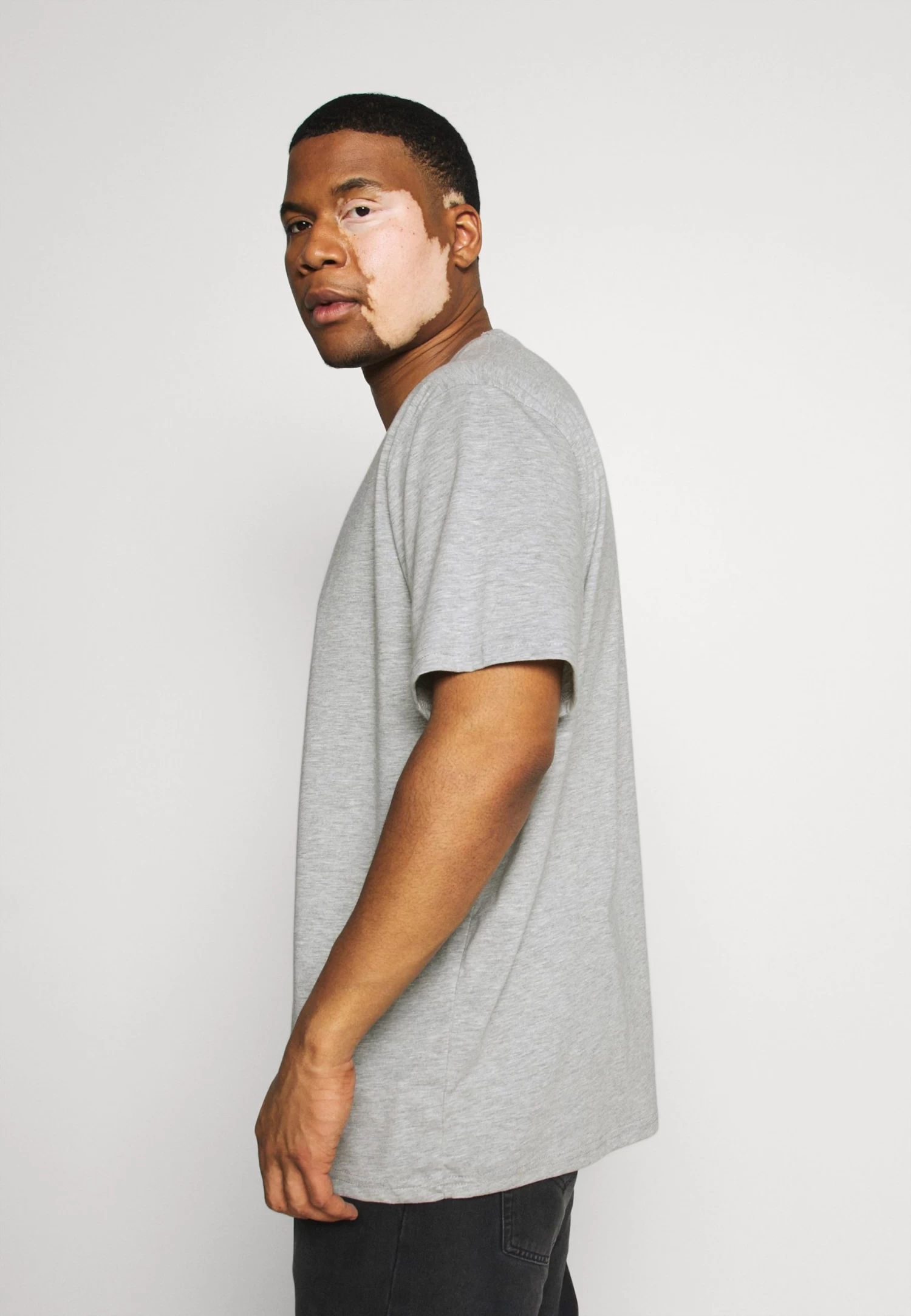 Pier One 5 Pack - Camiseta Básica - Khaki/Grey/Dark Blue 4 Pier One 5 Pack - Camiseta Básica - Khaki/Grey/Dark Blue - Image 2