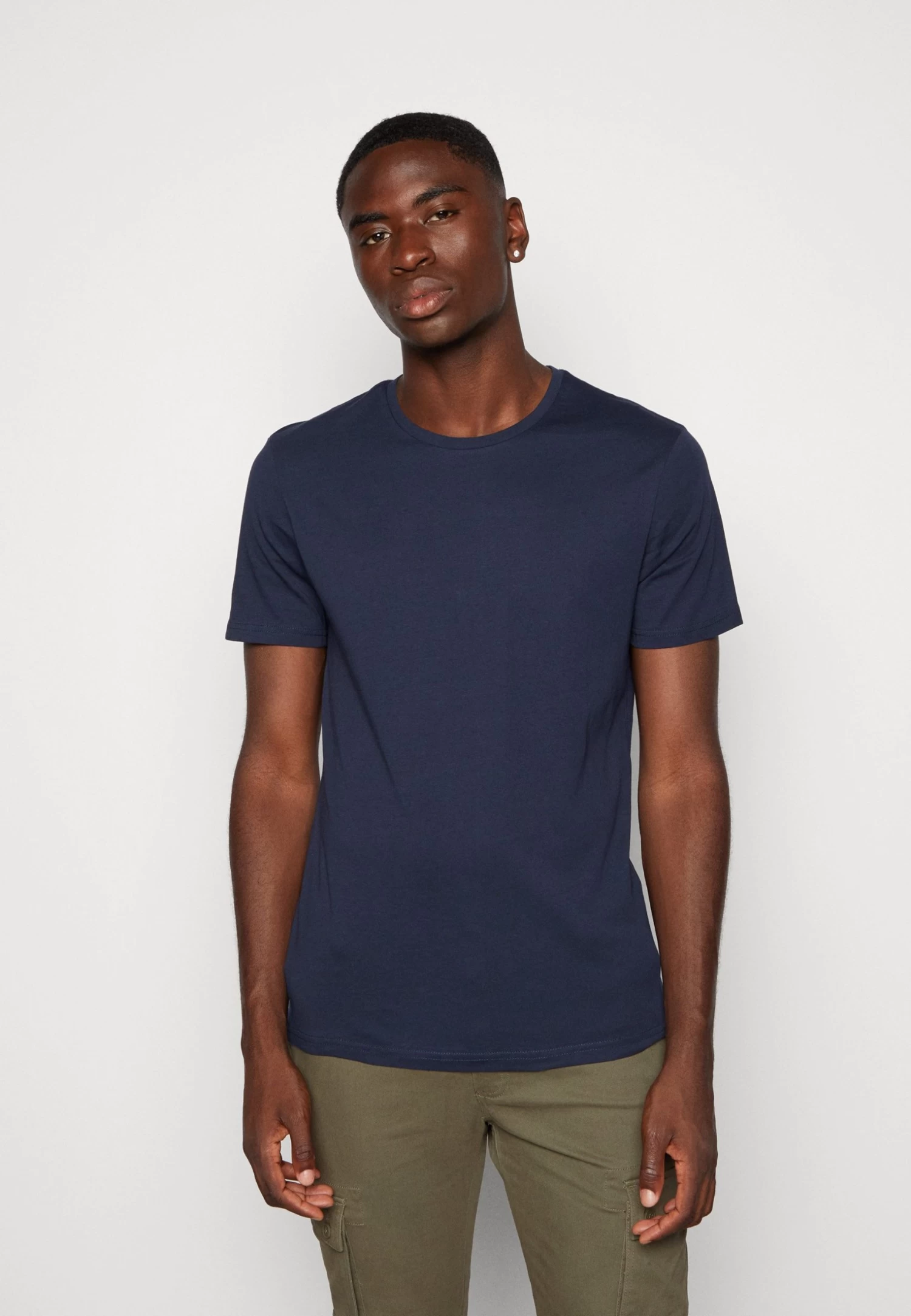 Pier One Unisex 5 Pack - Camiseta Básica - Black /Dark Blue/Dark Green 8 Pier One Unisex 5 Pack - Camiseta Básica - Black /Dark Blue/Dark Green - Image 6