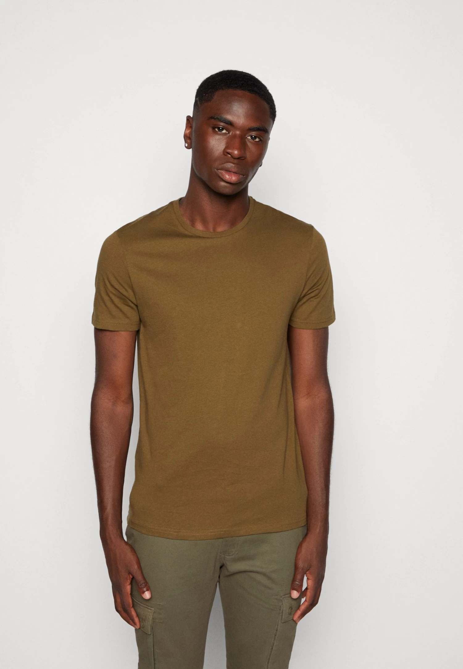 Pier One Unisex 5 Pack - Camiseta Básica - Black /Dark Blue/Dark Green 9 Pier One Unisex 5 Pack - Camiseta Básica - Black /Dark Blue/Dark Green - Image 7