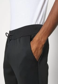 Pier One Pantalones Deportivos - Black -Tienda De Ropa e52c3d679a484821b3134a6146f40559