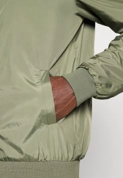 Pier One Chaquetas Bomber - Olive -Tienda De Ropa f01688b544f04c2d97a595ab3180822d